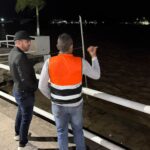 Daniel Cortina y personal de Protección Civil observan el cauce del río Tuxpan de noche