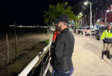 Daniel Cortina supervisa de noche el nivel del río Tuxpan en el malecón, junto a personal de Protección Civil