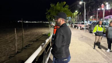 Daniel Cortina supervisa de noche el nivel del río Tuxpan en el malecón, junto a personal de Protección Civil