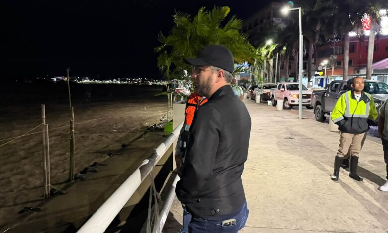 Daniel Cortina supervisa de noche el nivel del río Tuxpan en el malecón, junto a personal de Protección Civil