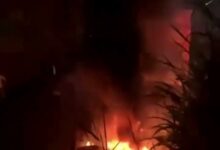 Tráiler incendiado a un costado de la autopista Cuitláhuac–La Tinaja, de noche