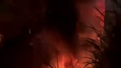 Tráiler incendiado a un costado de la autopista Cuitláhuac–La Tinaja, de noche