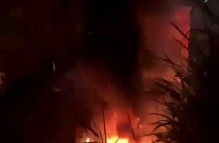 Tráiler incendiado a un costado de la autopista Cuitláhuac–La Tinaja, de noche
