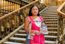 Elvia Guadalupe Cruz Blanco, originaria de Juana Moza, con el Premio Nacional a la Promoción de los Derechos de las Mujeres Indígenas