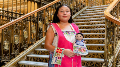 Elvia Guadalupe Cruz Blanco, originaria de Juana Moza, con el Premio Nacional a la Promoción de los Derechos de las Mujeres Indígenas