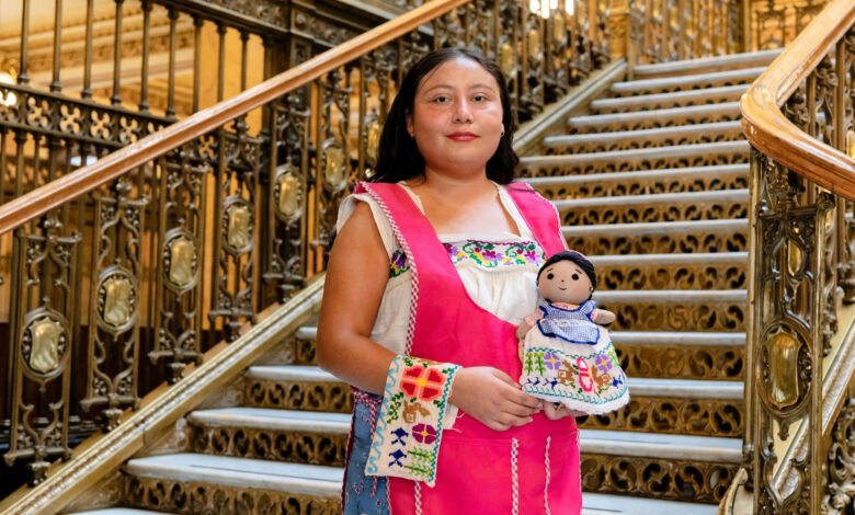 Elvia Guadalupe Cruz Blanco, originaria de Juana Moza, con el Premio Nacional a la Promoción de los Derechos de las Mujeres Indígenas