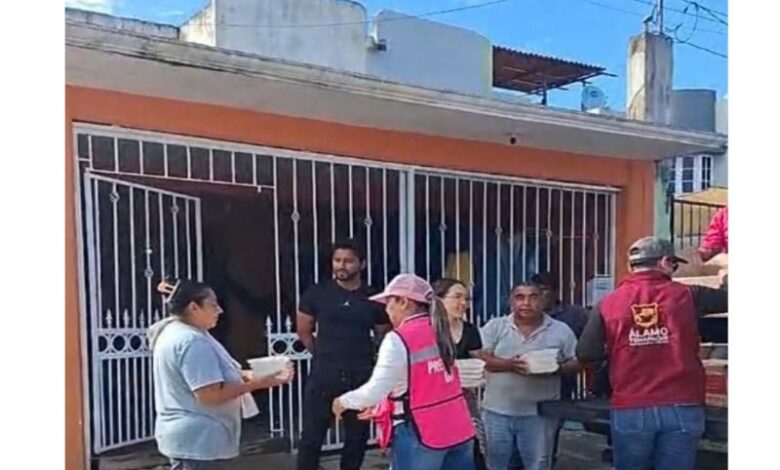 Personal del DIF de Álamo entrega alimentos preparados a vecinos de Villa San Clemente