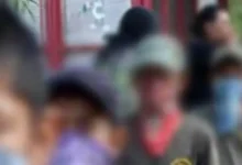 Jóvenes en una fila, imagen ilustrativa del reclutamiento de menores