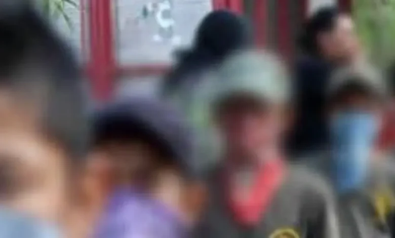 Jóvenes en una fila, imagen ilustrativa del reclutamiento de menores
