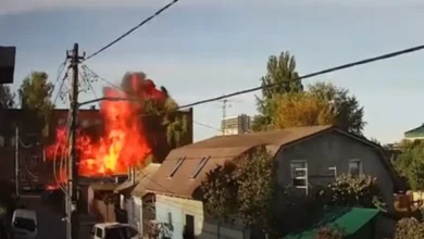 Incendio y humo tras el impacto de un dron contra edificios en Kiev