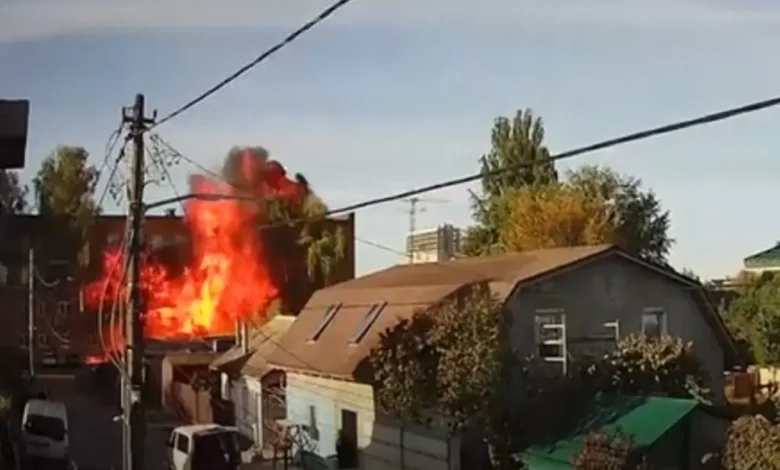 Incendio y humo tras el impacto de un dron contra edificios en Kiev