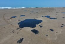 Playa con manchas de crudo del derrame de Pemex en el Golfo de México