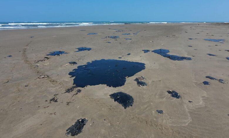 Playa con manchas de crudo del derrame de Pemex en el Golfo de México