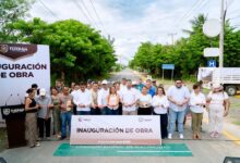 Corte de listón en la inauguración de la obra de guarniciones y banquetas en la carretera a la playa, Tuxpan