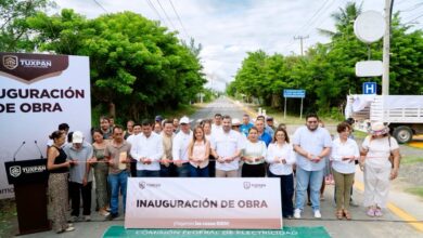 Corte de listón en la inauguración de la obra de guarniciones y banquetas en la carretera a la playa, Tuxpan