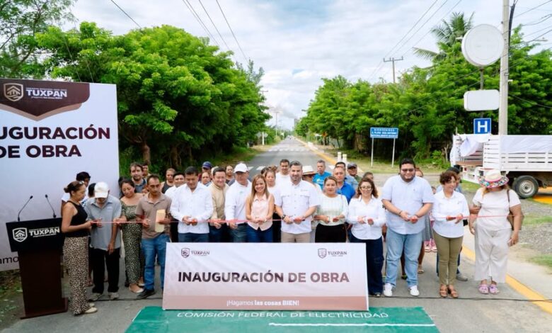 Corte de listón en la inauguración de la obra de guarniciones y banquetas en la carretera a la playa, Tuxpan