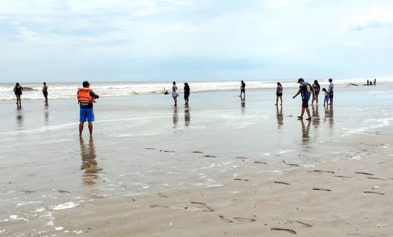 Playa Centro en Tamiahua con personal de Protección Civil durante recorridos de vigilancia