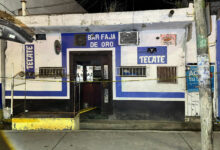 Entrada del Bar Faja de Oro acordonada con cinta de precaución en Poza Rica, Veracruz