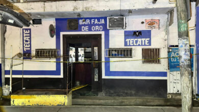 Entrada del Bar Faja de Oro acordonada con cinta de precaución en Poza Rica, Veracruz