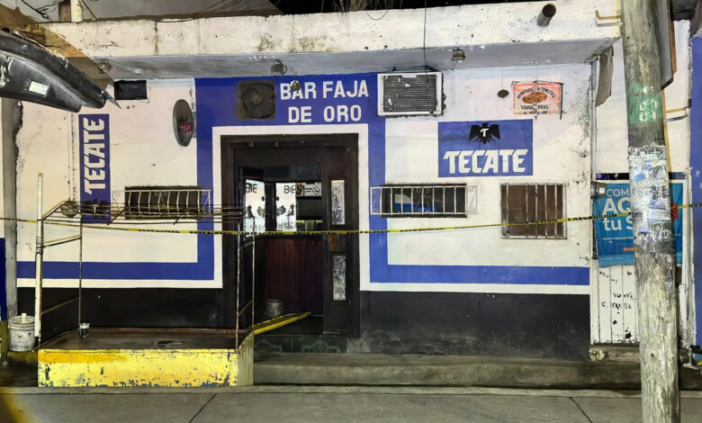 Entrada del Bar Faja de Oro acordonada con cinta de precaución en Poza Rica, Veracruz