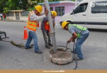 Trabajadores de Agua y Saneamiento desazolvan el drenaje con equipo Vactor en Tuxpan