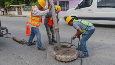 Trabajadores de Agua y Saneamiento desazolvan el drenaje con equipo Vactor en Tuxpan