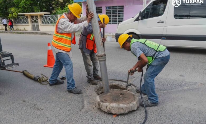 Trabajadores de Agua y Saneamiento desazolvan el drenaje con equipo Vactor en Tuxpan