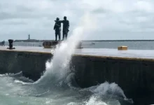 Oleaje golpeando el malecón de Veracruz durante un evento de Norte, con el mar agitado y cielo nublado.