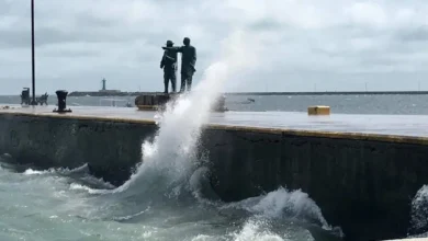 Oleaje golpeando el malecón de Veracruz durante un evento de Norte, con el mar agitado y cielo nublado.