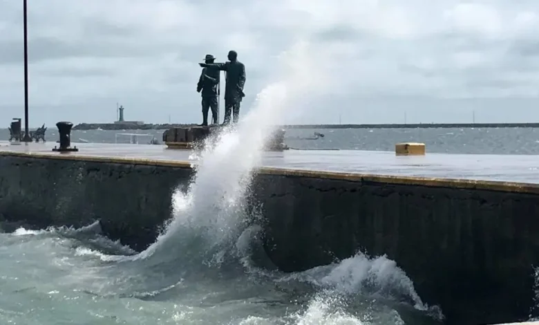 Oleaje golpeando el malecón de Veracruz durante un evento de Norte, con el mar agitado y cielo nublado.