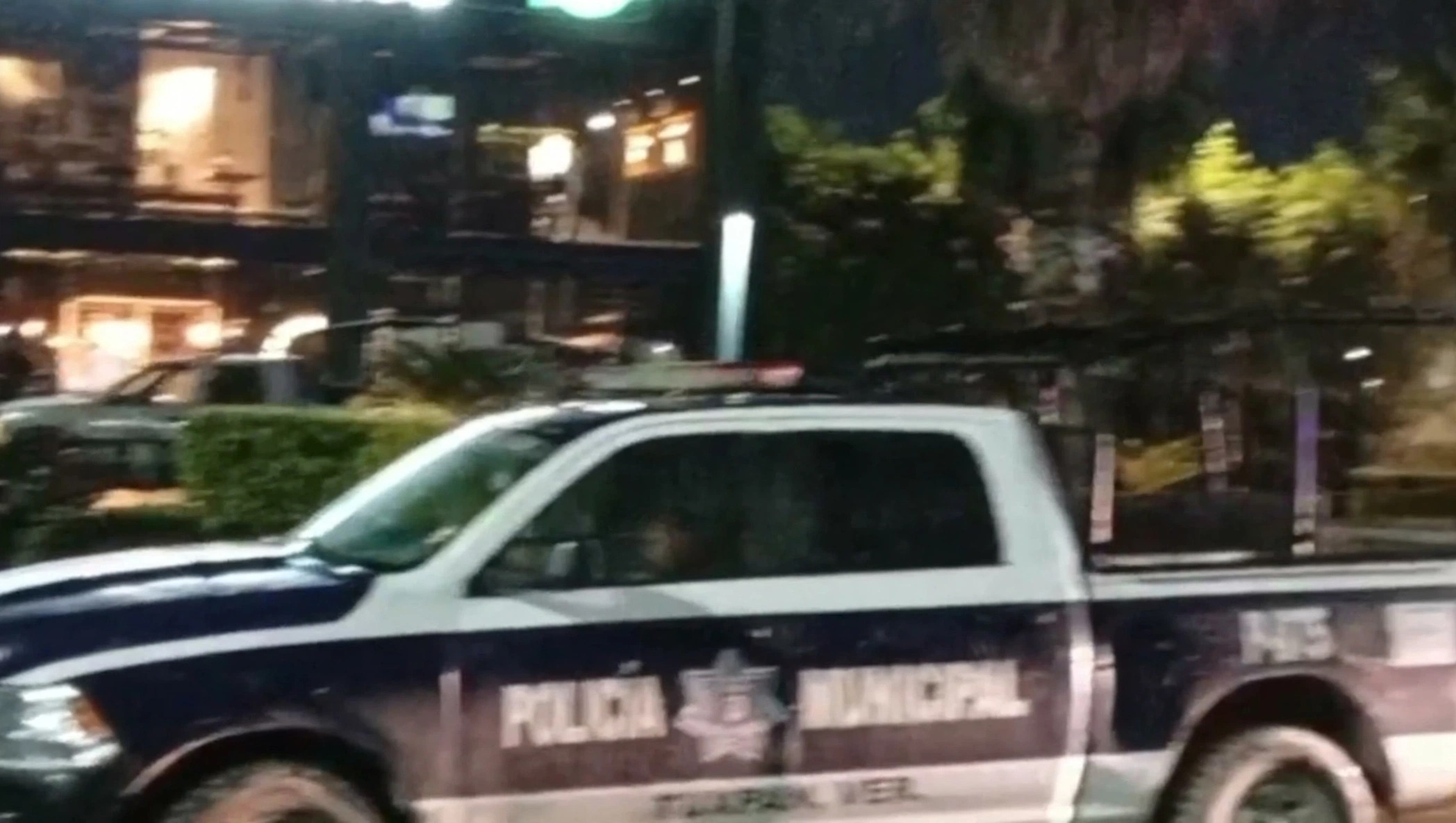Patrulla de la Policía Municipal de Tuxpan frente a Wings Army