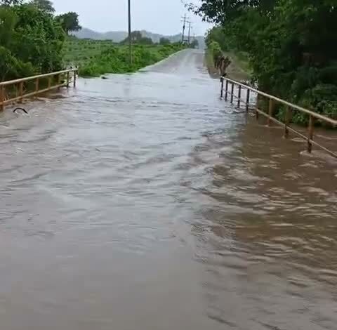 Puente de El Cepillo cubierto por el agua del arroyo, Gutiérrez Zamora