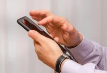 Celular en manos; propuesta de cobro de 2% por copia privada. Foto: XEU Noticias