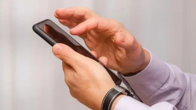 Celular en manos; propuesta de cobro de 2% por copia privada. Foto: XEU Noticias