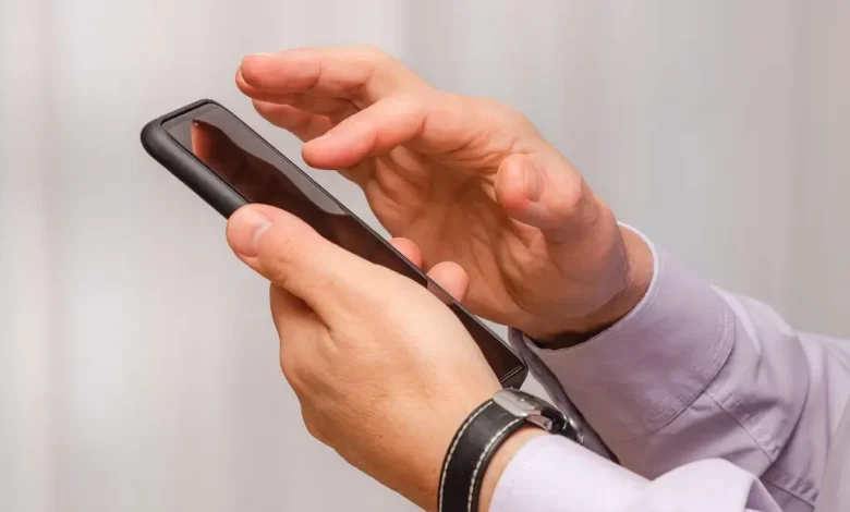 Celular en manos; propuesta de cobro de 2% por copia privada. Foto: XEU Noticias