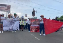 Trabajadores del IMSS de Veracruz Norte protestando con pancartas frente a la estatua de Cuauhtémoc, en la avenida del mismo nombre, durante la movilización nacional por un salario justo.