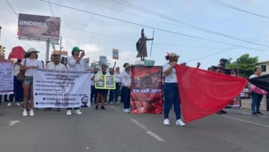 Trabajadores del IMSS de Veracruz Norte protestando con pancartas frente a la estatua de Cuauhtémoc, en la avenida del mismo nombre, durante la movilización nacional por un salario justo.