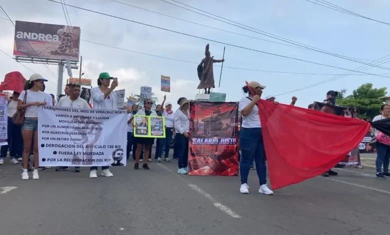 Trabajadores del IMSS de Veracruz Norte protestando con pancartas frente a la estatua de Cuauhtémoc, en la avenida del mismo nombre, durante la movilización nacional por un salario justo.