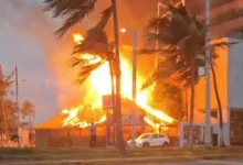El restaurante de mariscos Villa Rica Expréss envuelto en llamas durante el incendio en Boca del Río
