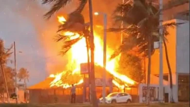 El restaurante de mariscos Villa Rica Expréss envuelto en llamas durante el incendio en Boca del Río