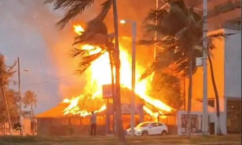 El restaurante de mariscos Villa Rica Expréss envuelto en llamas durante el incendio en Boca del Río