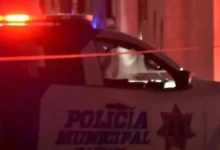 Patrulla de Policía Municipal acordonando una escena de crimen de noche