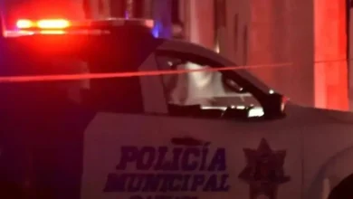 Patrulla de Policía Municipal acordonando una escena de crimen de noche