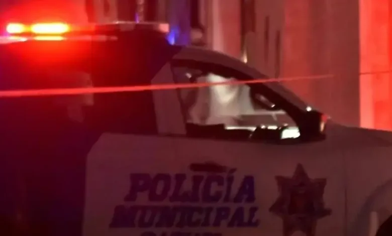 Patrulla de Policía Municipal acordonando una escena de crimen de noche
