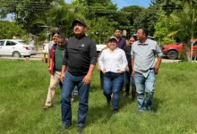 El alcalde José Roberto Arenas Martínez y el Cabildo durante la visita a la comunidad La Concepción, en Álamo Temapache, para entregar alimentos a familias afectadas por el desbordamiento de arroyos