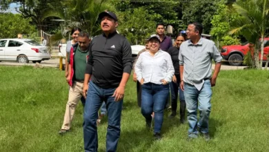 El alcalde José Roberto Arenas Martínez y el Cabildo durante la visita a la comunidad La Concepción, en Álamo Temapache, para entregar alimentos a familias afectadas por el desbordamiento de arroyos