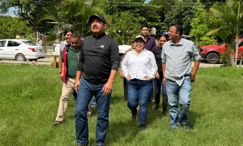 El alcalde José Roberto Arenas Martínez y el Cabildo durante la visita a la comunidad La Concepción, en Álamo Temapache, para entregar alimentos a familias afectadas por el desbordamiento de arroyos