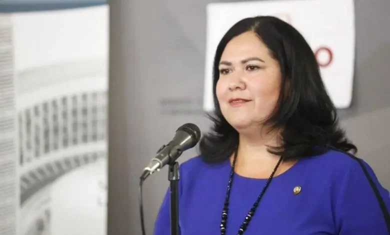 La exsenadora Alejandra León Gastélum durante un acto público