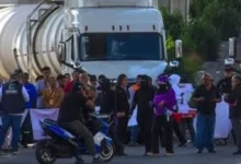 Manifestantes bloquean un camión en la carretera México-Toluca durante la protesta