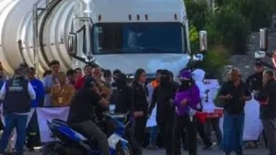 Manifestantes bloquean un camión en la carretera México-Toluca durante la protesta